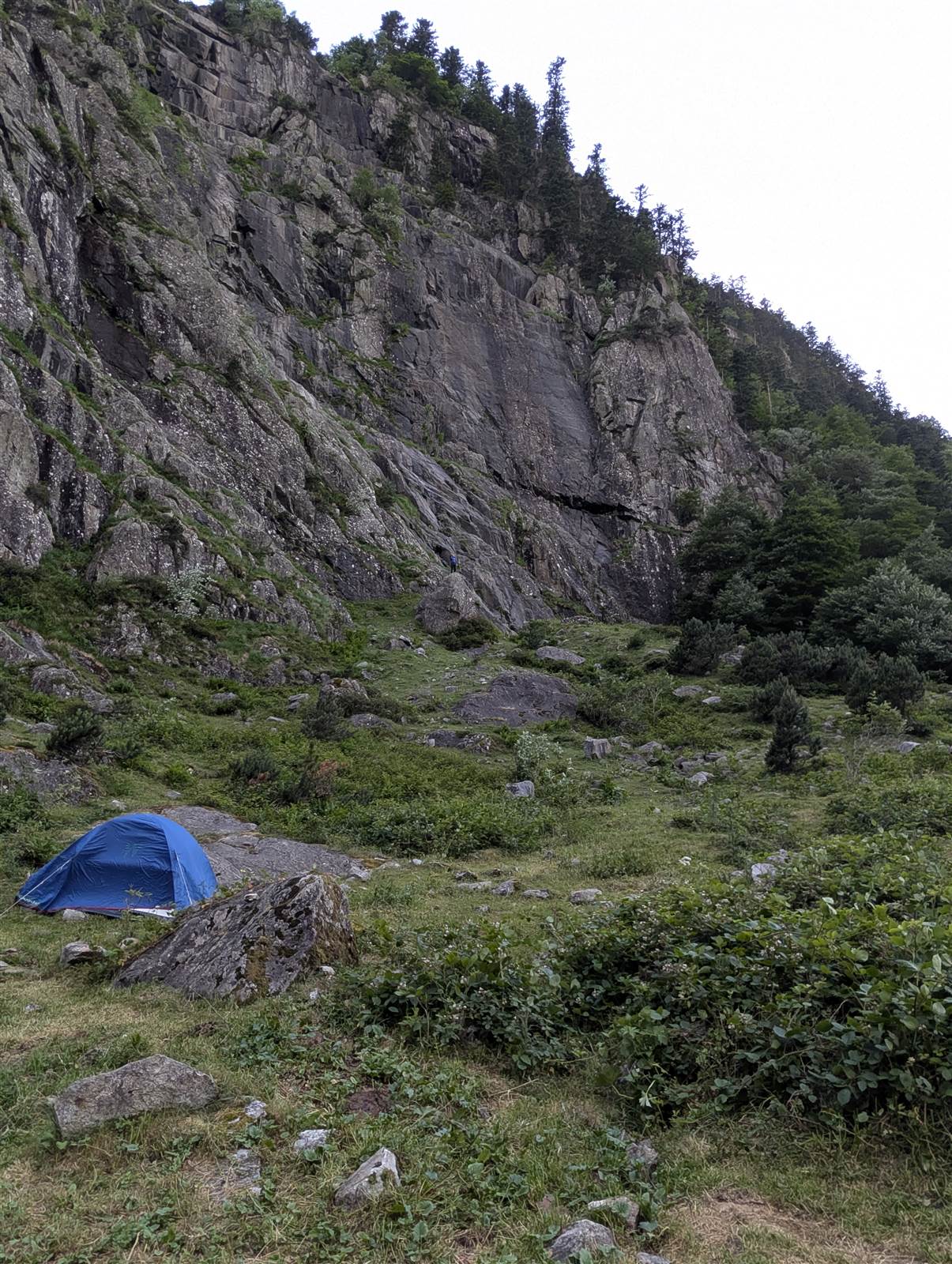 Notre bivouac installé au pied de la falaise, nuit en pleine nature