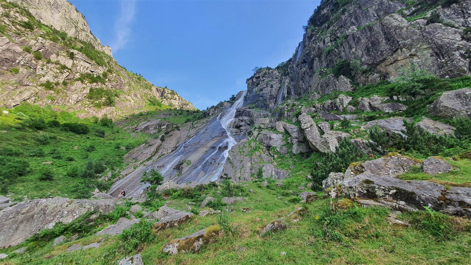 Halte contemplative devant une cascade au cœur des Pyrénées