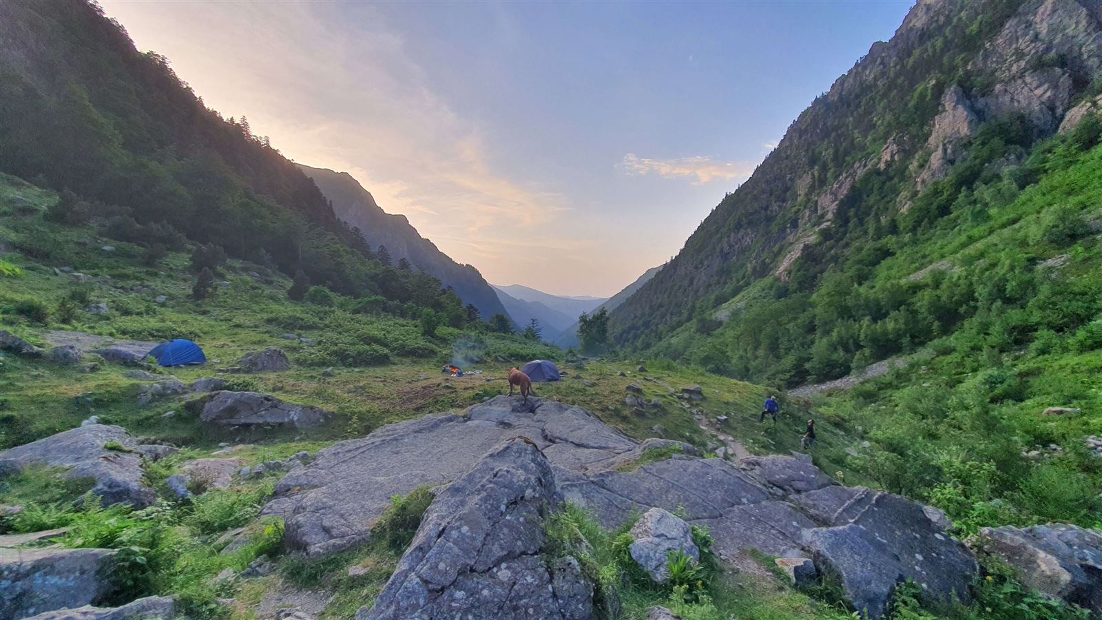 Bivouac en montagne au coucher du soleil