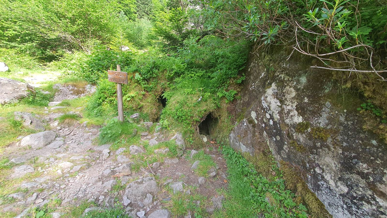 Passage devant les Trous Souffleurs, curiosité géologique du parcours