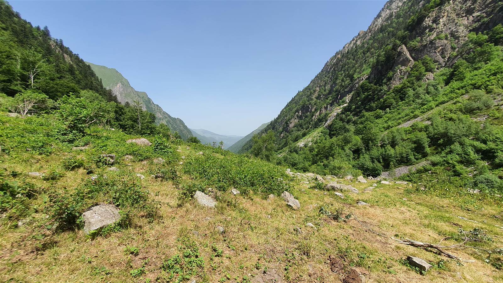 Vue plongeante sur la vallée entre deux sommets pyrénéens
